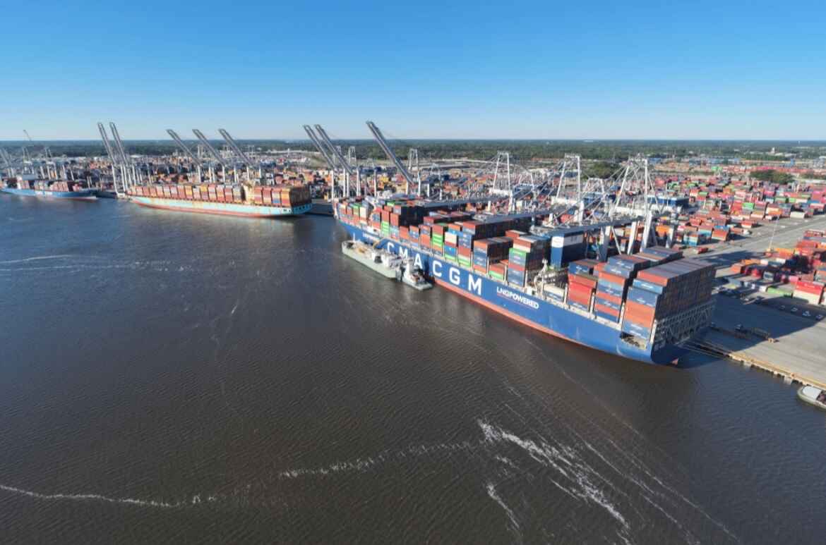 JAX LNG bunkers CMA CGM SYMI during SIMOPS in Savannah, GA